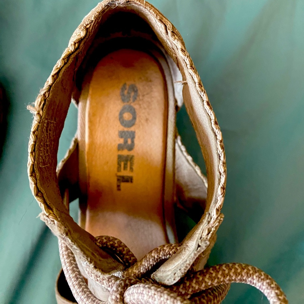 Comfortable Taupe Sorel Laceup sandals w/ leather upper and woven material